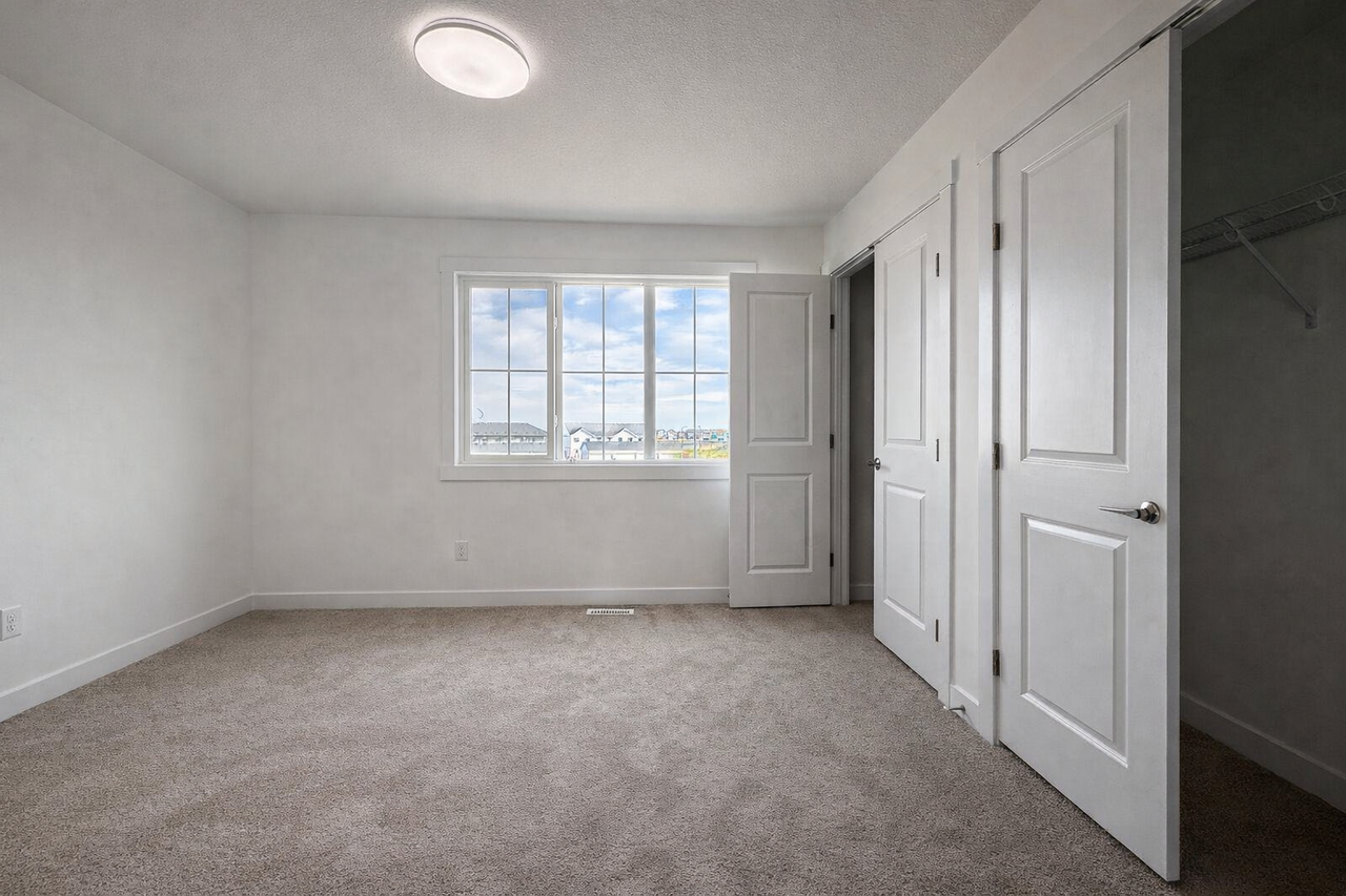 Modern 3 Bed, 2.5 Bath Townhouse with Single Garage in Keswick - Photo 5 of 13