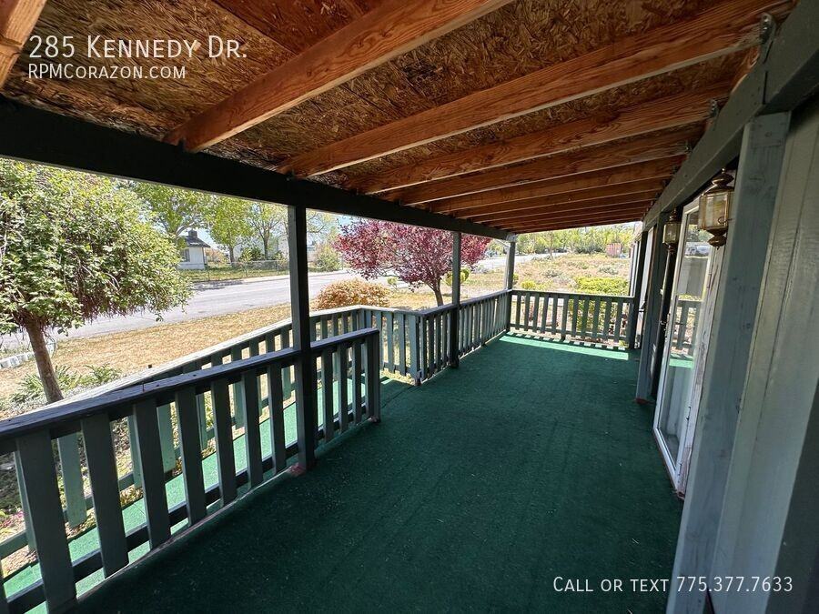 285 Kennedy Dr - Photo 3 of 16