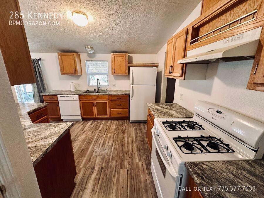 285 Kennedy Dr - Photo 6 of 16