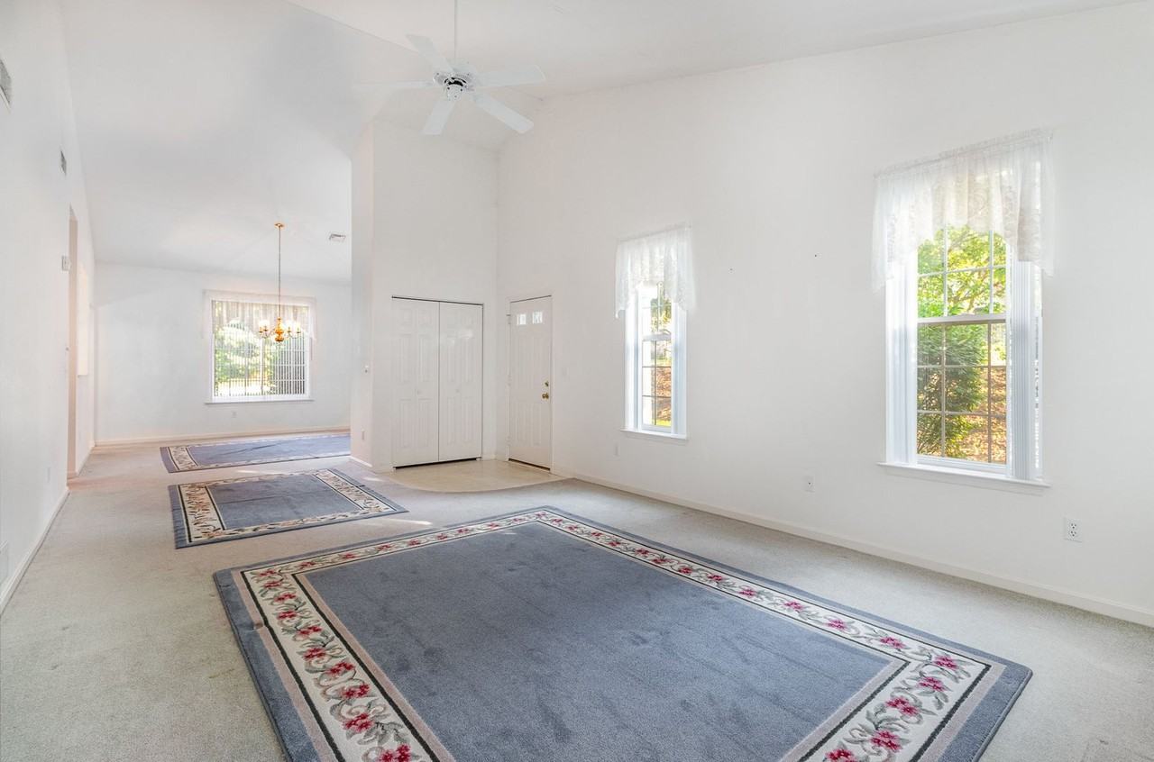 660 Springhouse Ln - Photo 5 of 26