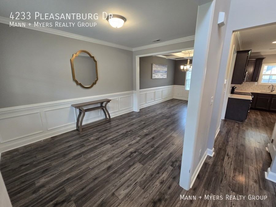 4233 Pleasantburg Dr - Photo 5 of 46