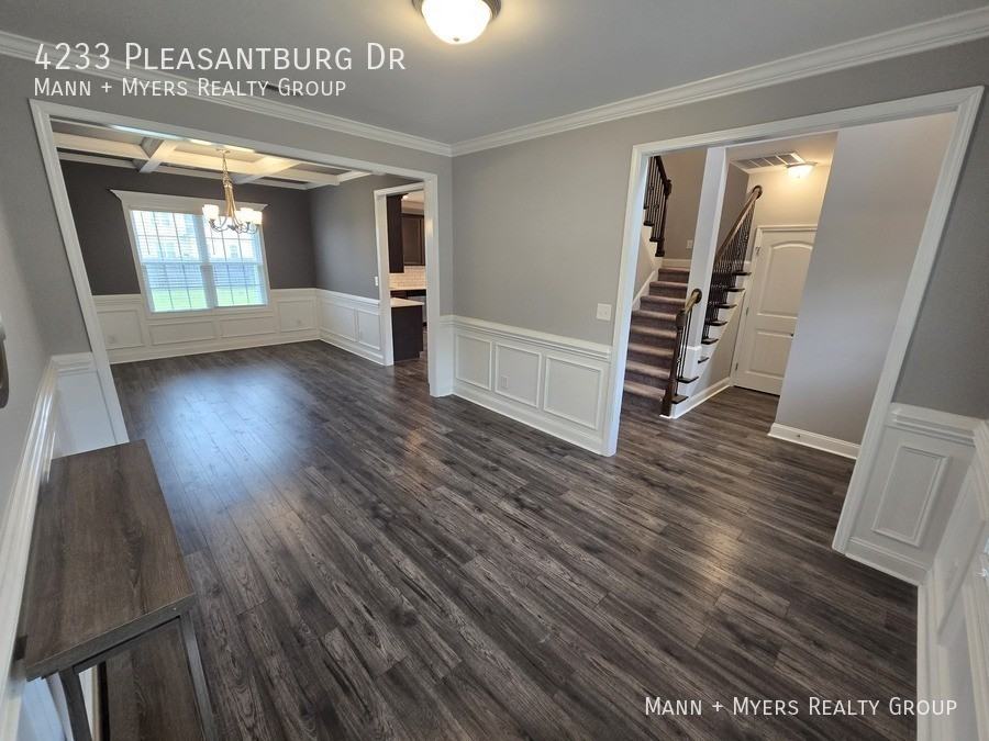4233 Pleasantburg Dr - Photo 7 of 46