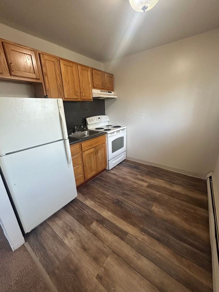 HOLLY GARDEN APARTMENTS - Photo 5 of 6