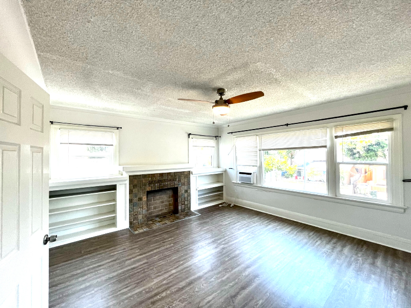 855 1/2 W 43rd Pl - Photo 4 of 35