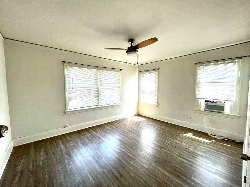 855 1/2 W 43rd Pl - Photo 3 of 35