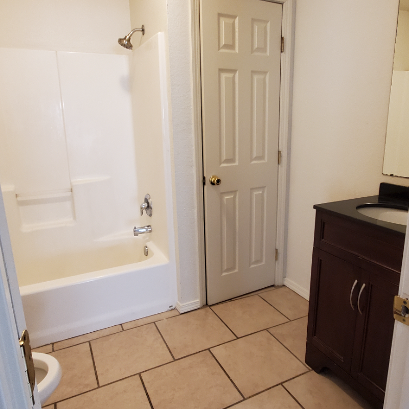 407 26th St - Photo 4 of 12