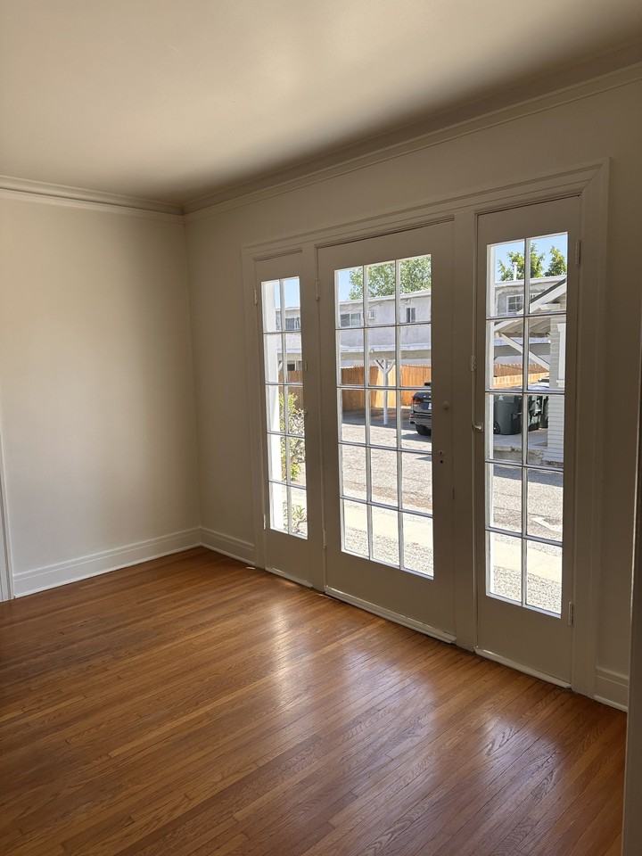 102 N Oak Ave - Photo 2 of 18