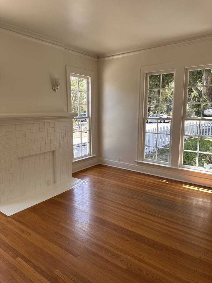 102 N Oak Ave - Photo 3 of 18