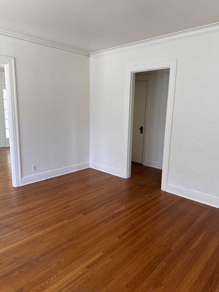 102 N Oak Ave - Photo 4 of 18