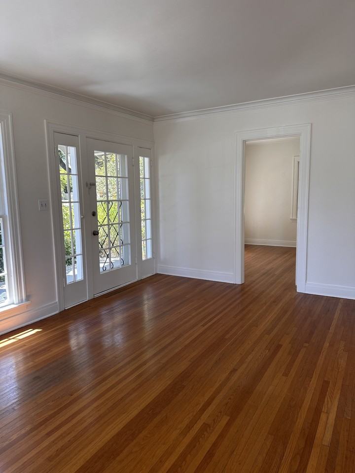 102 N Oak Ave - Photo 5 of 18
