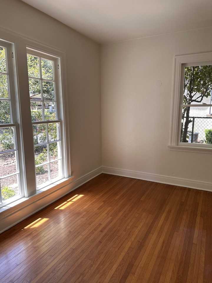 102 N Oak Ave - Photo 6 of 18