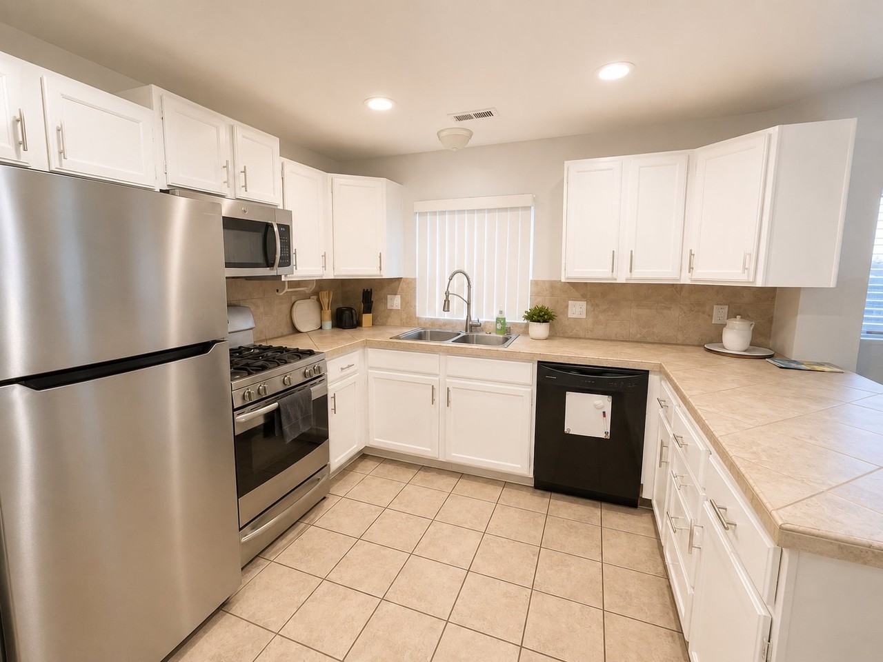 546 E Delno Dr - Photo 3 of 10