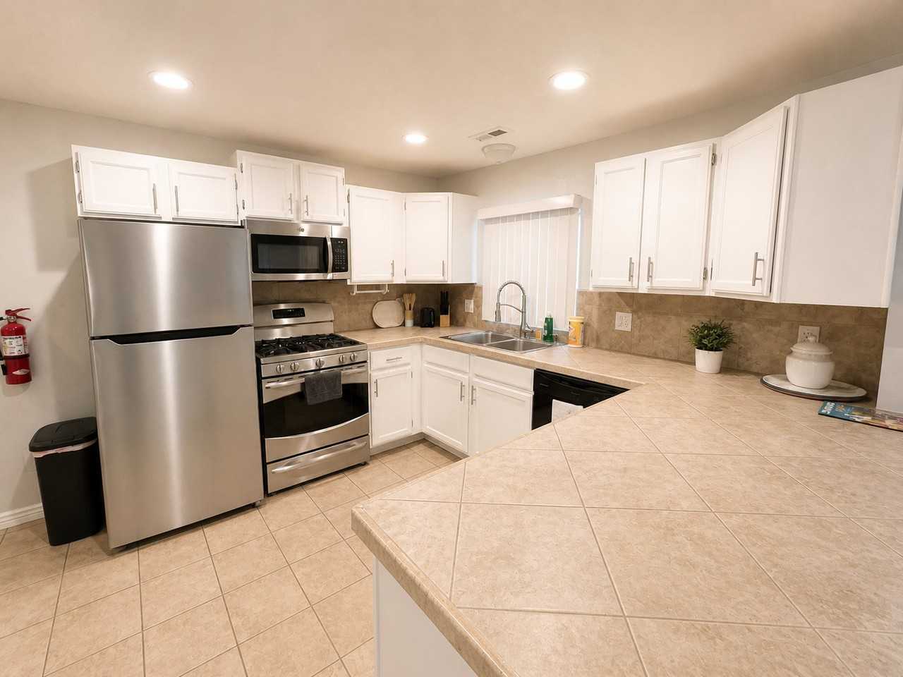 546 E Delno Dr - Photo 4 of 10