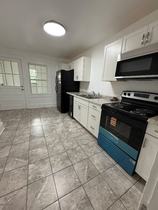 315 Hillcrest Dr - Photo 2 of 6