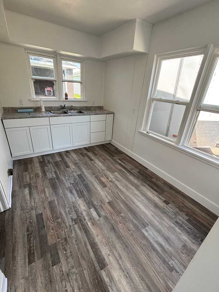 443 S 6th St - Photo 5 of 10