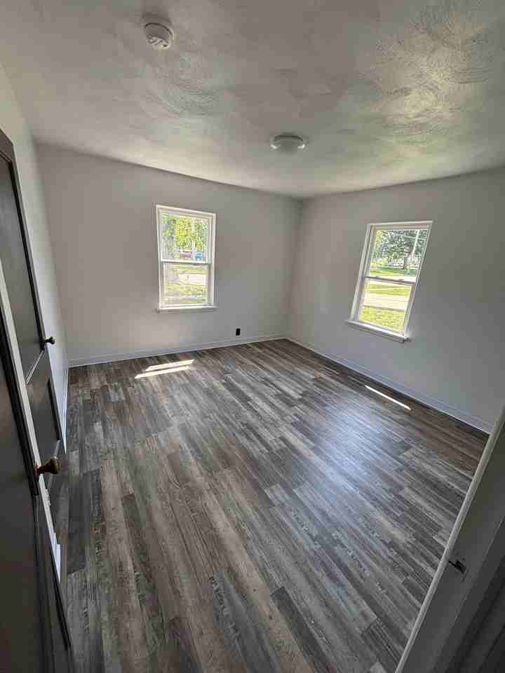 443 S 6th St - Photo 6 of 10