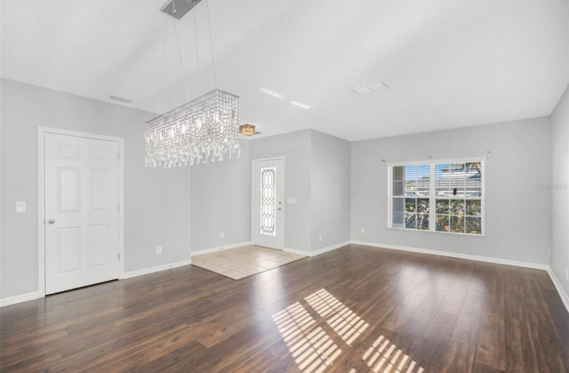10013 Stockbridge St - Photo 3 of 20