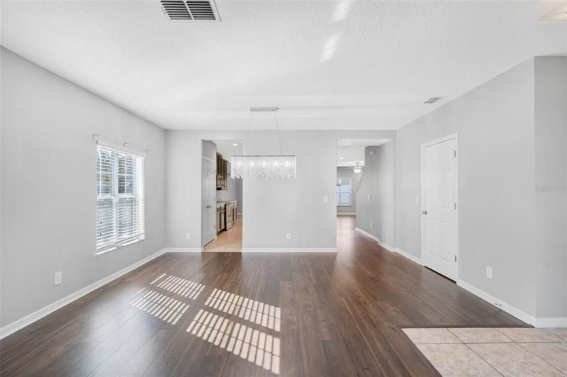 10013 Stockbridge St - Photo 4 of 20
