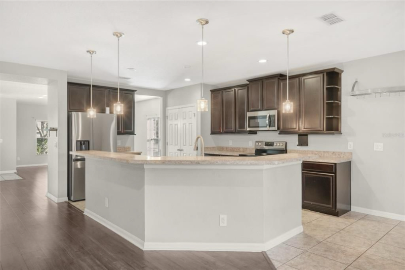 10013 Stockbridge St - Photo 5 of 20