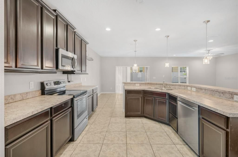 10013 Stockbridge St - Photo 6 of 20