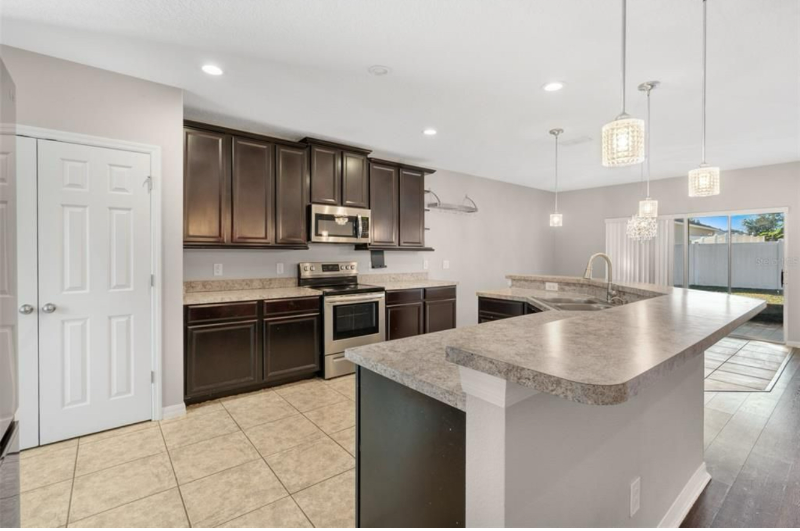 10013 Stockbridge St - Photo 7 of 20