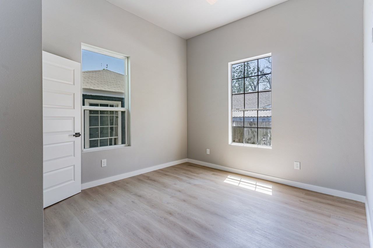 215 Delmar St #2 - Photo 3 of 11