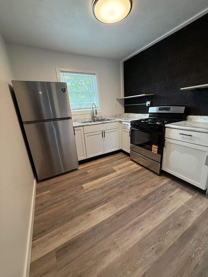 652 E Main St #4 - Photo 3 of 9