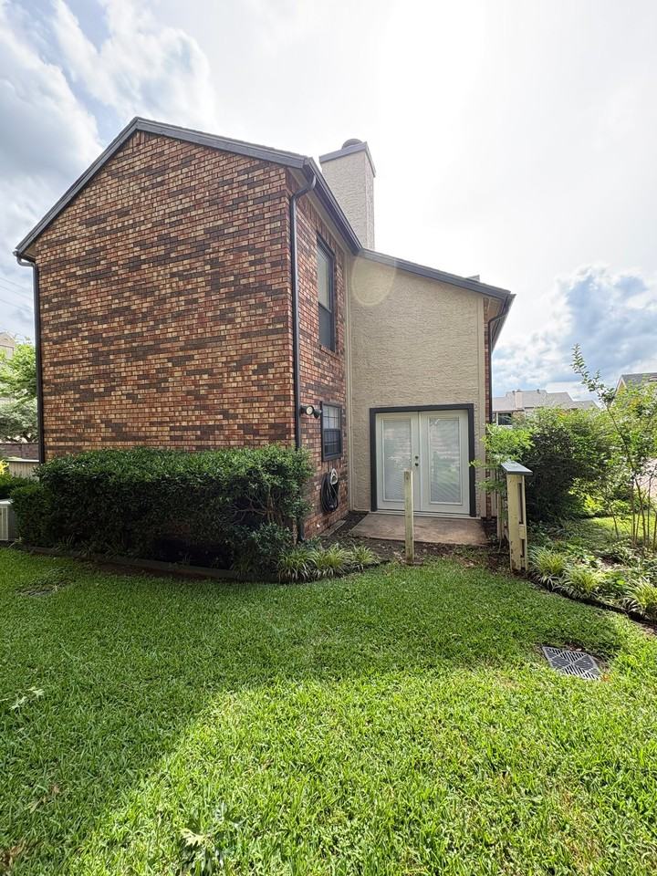 827 W Harwood Rd - Photo 4 of 32