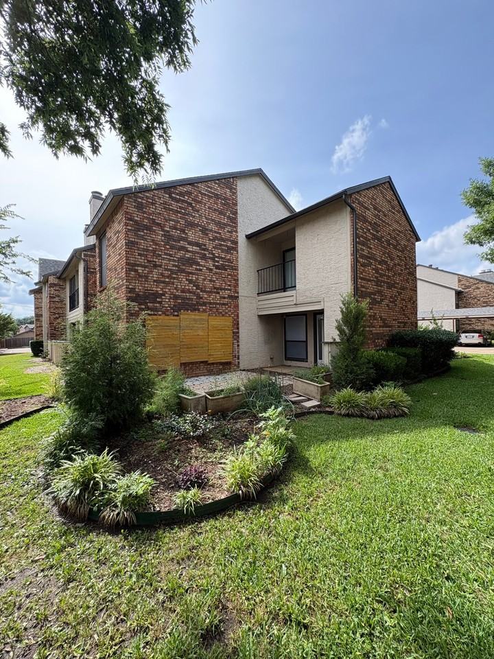 827 W Harwood Rd - Photo 5 of 32