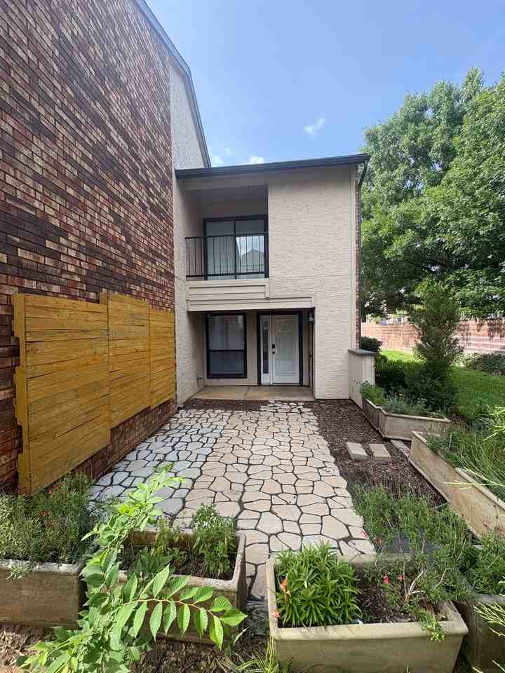 827 W Harwood Rd - Photo 6 of 32