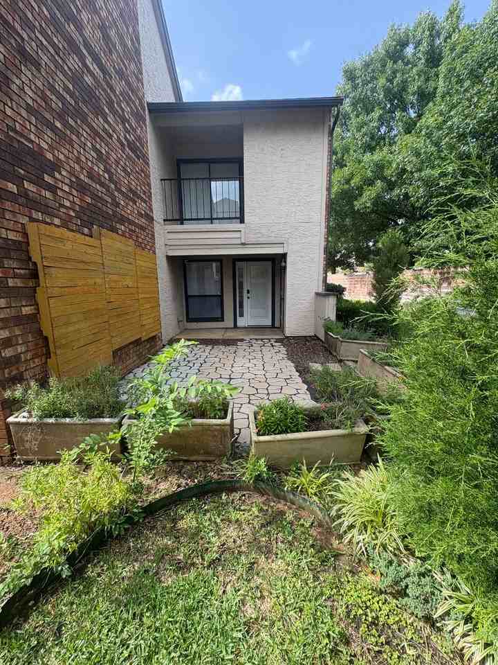 827 W Harwood Rd - Photo 7 of 32