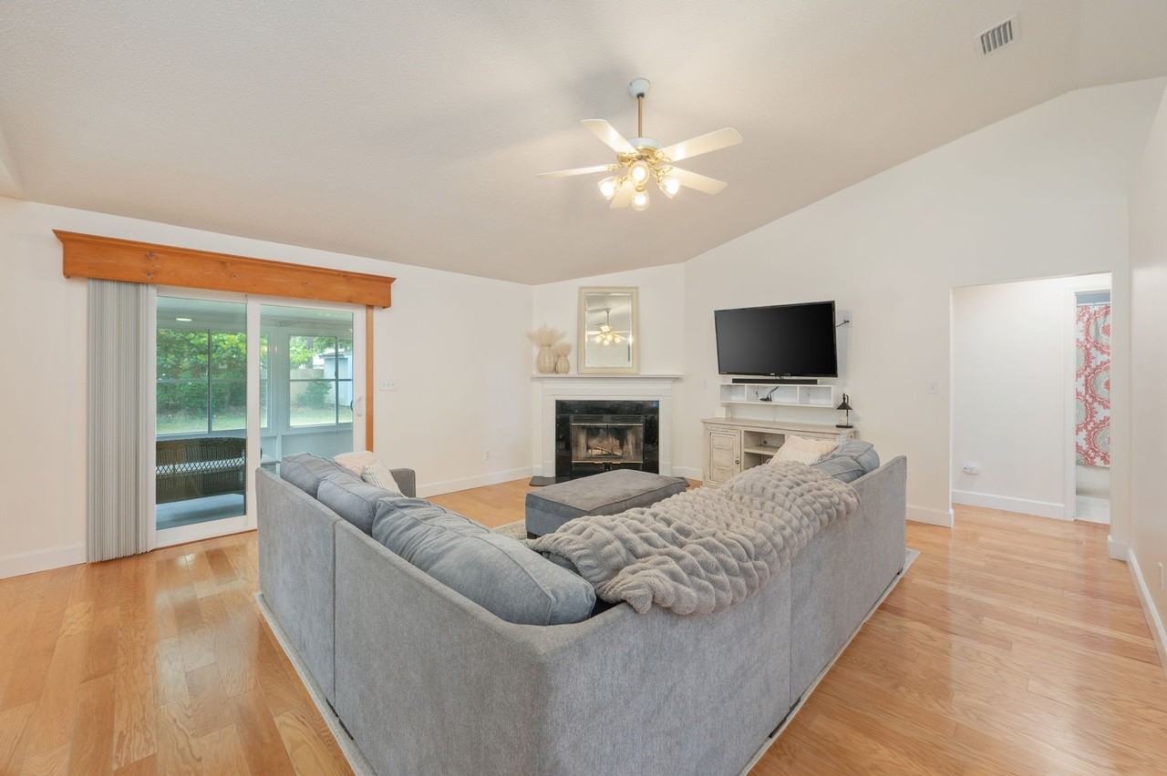 4406 Southminster Cir - Photo 6 of 50