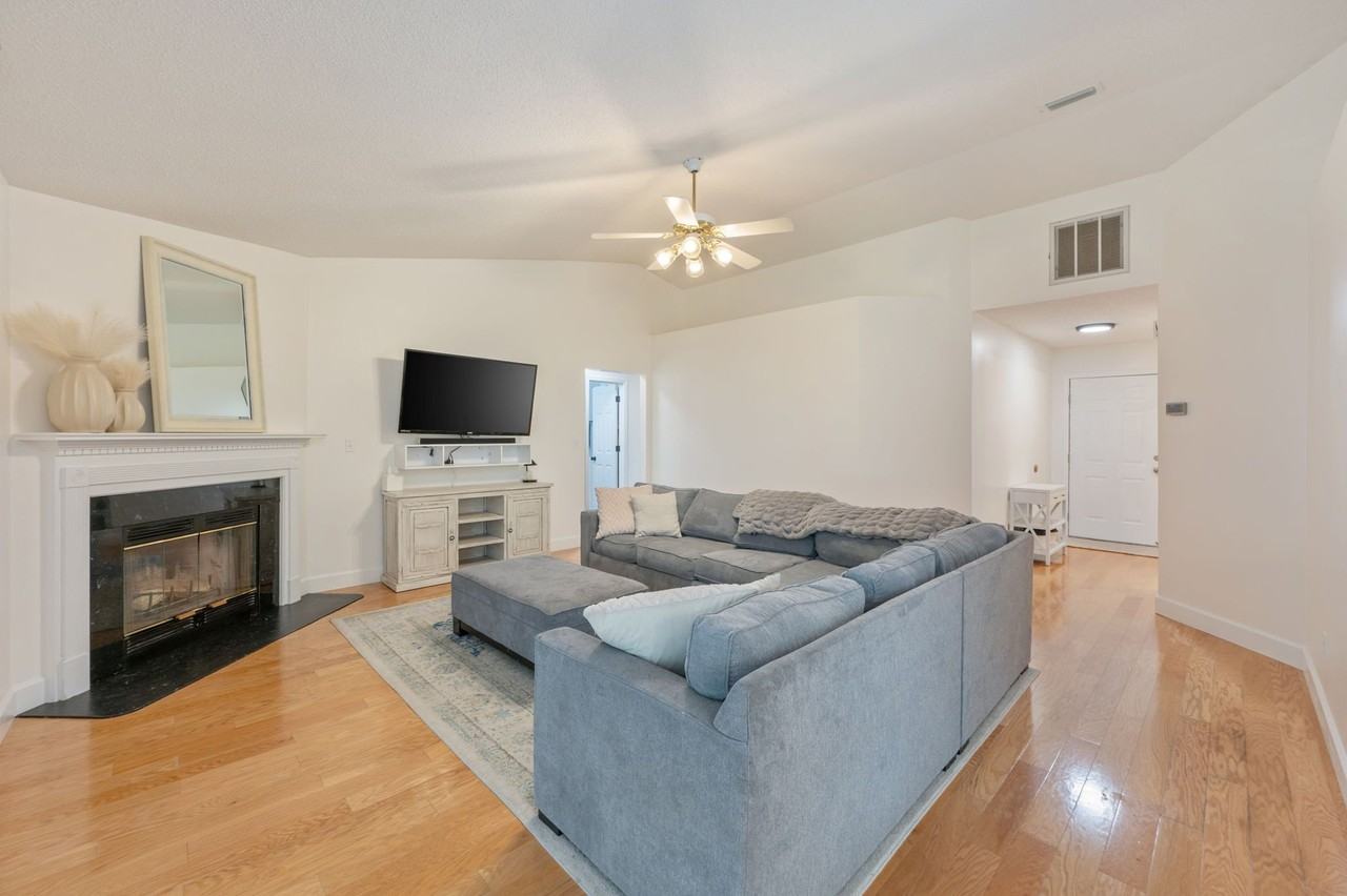 4406 Southminster Cir - Photo 7 of 50
