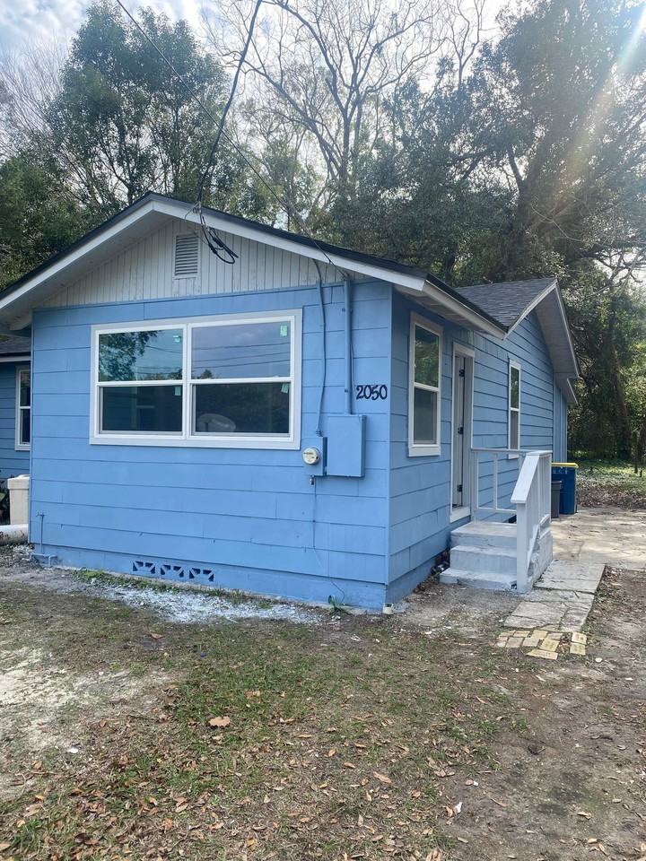 2050 W 40th St - Photo 2 of 14