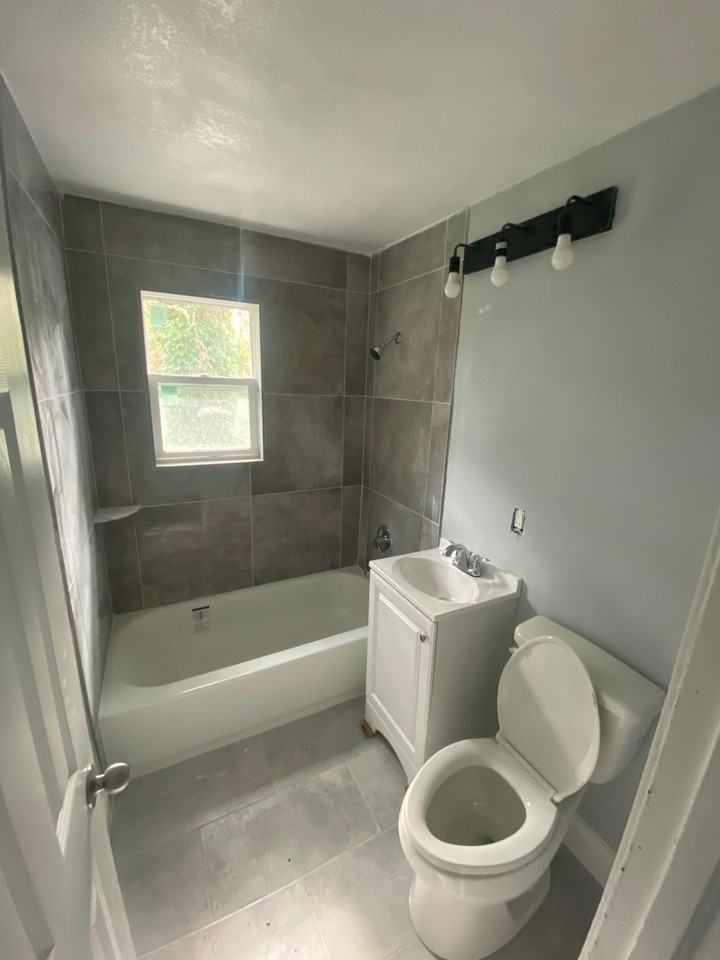 2050 W 40th St - Photo 5 of 14