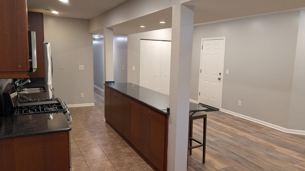429 E 45th Pl - Photo 4 of 20