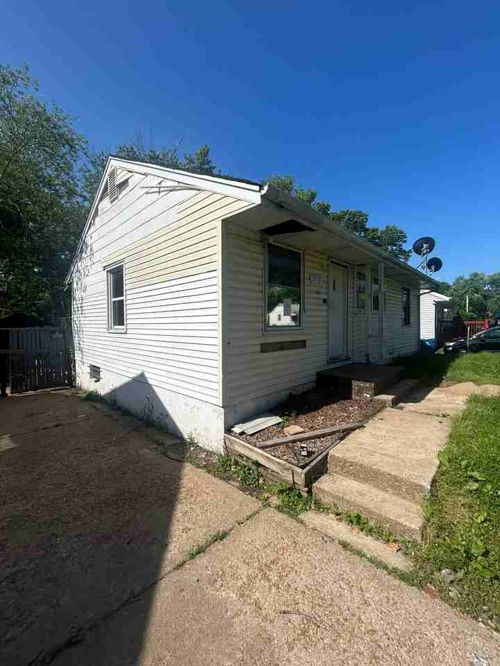 212 Cameron Rd - Photo 2 of 20