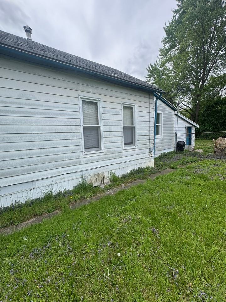 1639 S Warren Ave - Photo 3 of 20