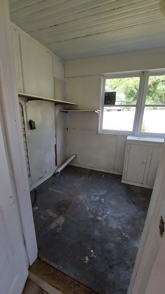 627 W Love St #NA - Photo 7 of 8