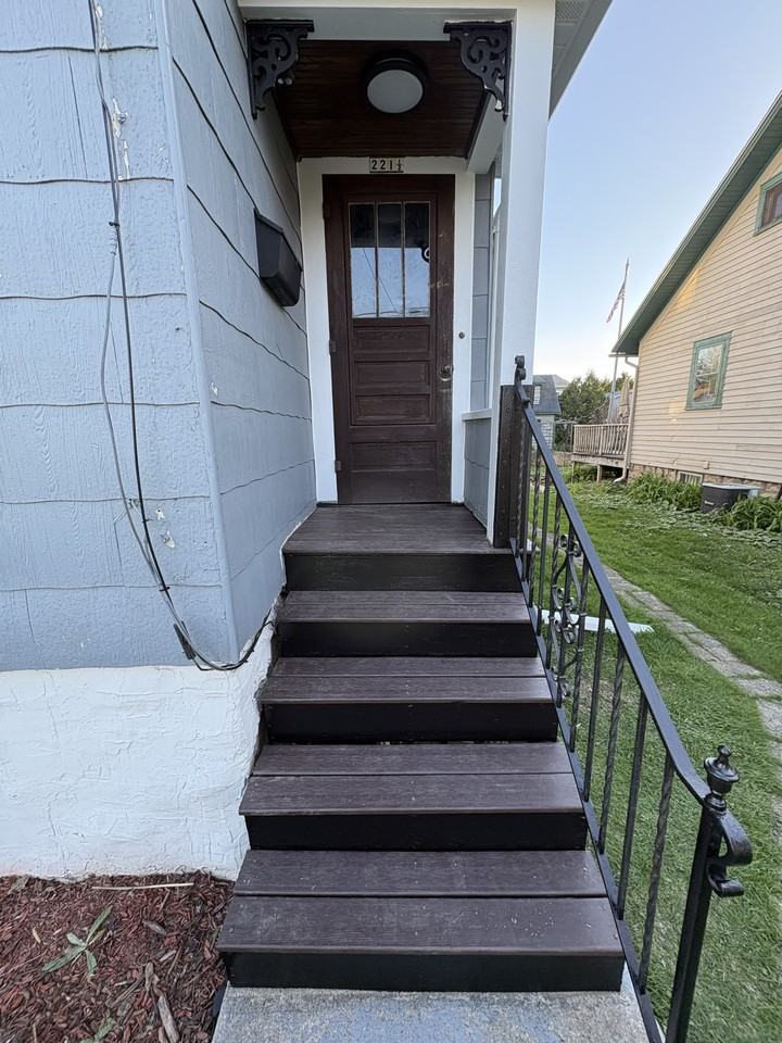 221 1/2 E Doty Ave - Photo 3 of 20