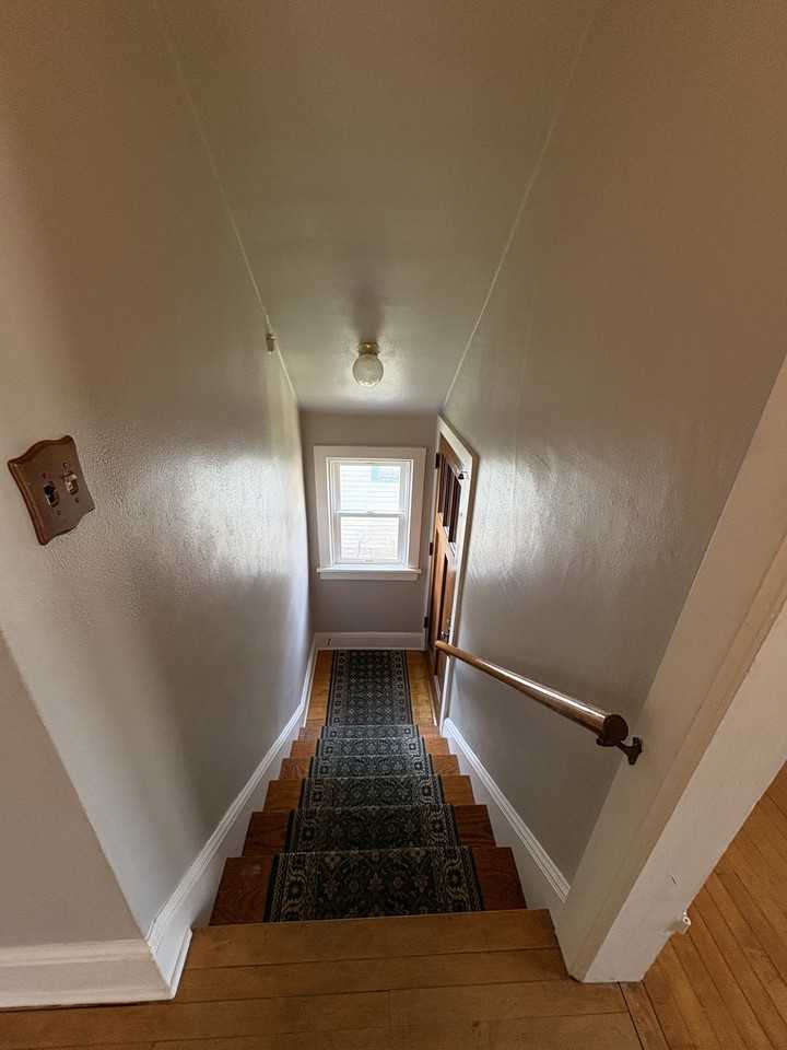 221 1/2 E Doty Ave - Photo 5 of 20