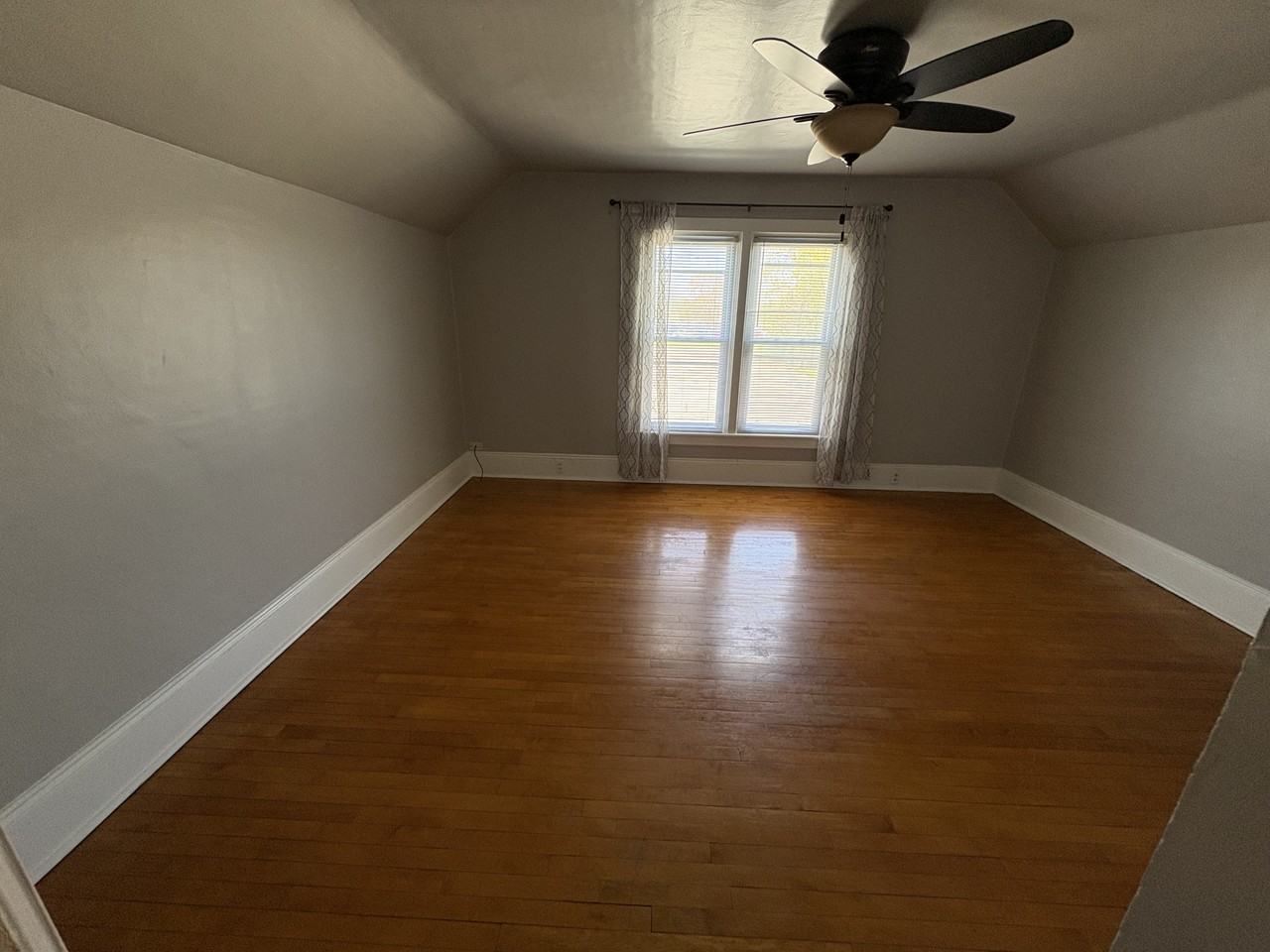 221 1/2 E Doty Ave - Photo 7 of 20