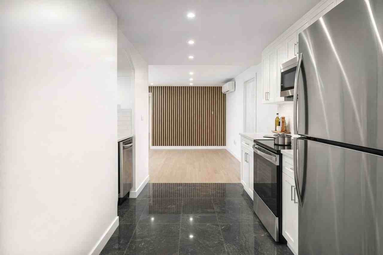 208 Warren St #3 - Photo 7 of 13