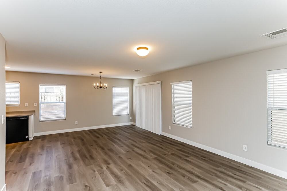 570 Swiss Cottage Ave - Photo 5 of 17