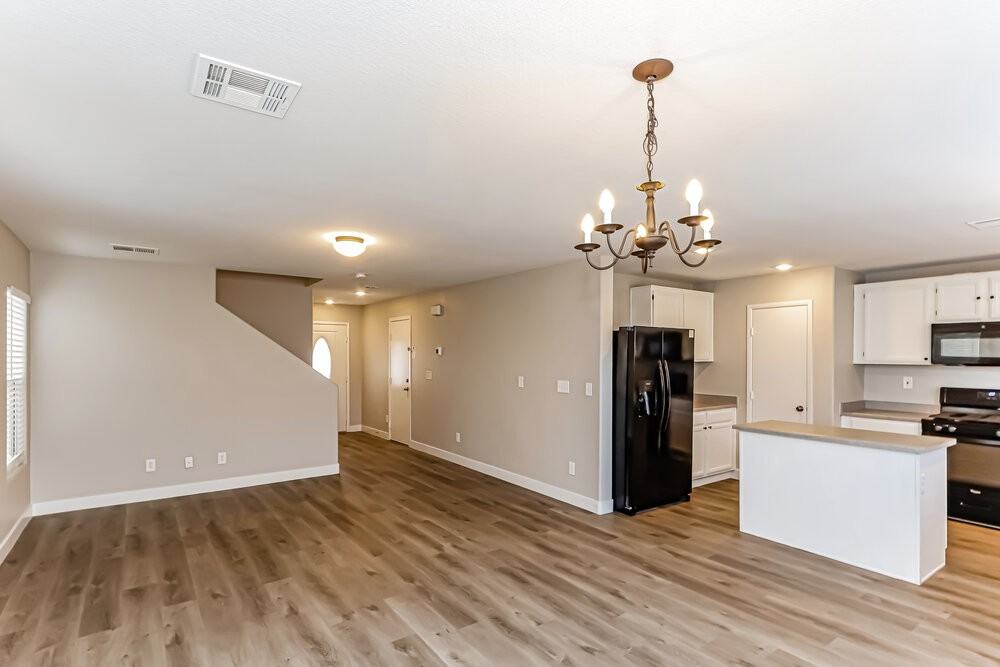 570 Swiss Cottage Ave - Photo 7 of 17