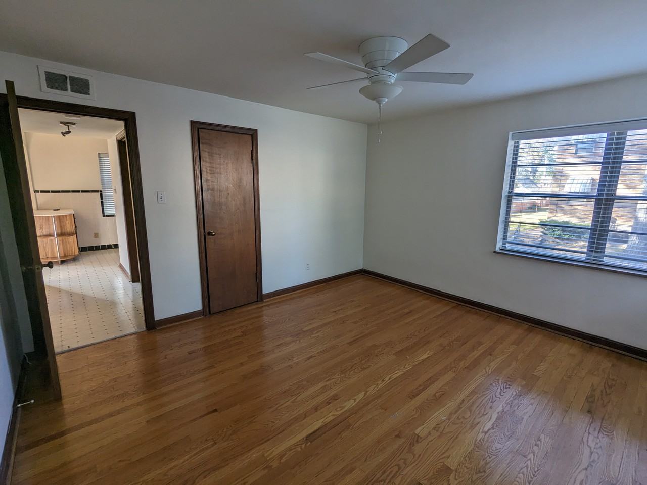 5301 Jamieson Ave #C - Photo 7 of 12