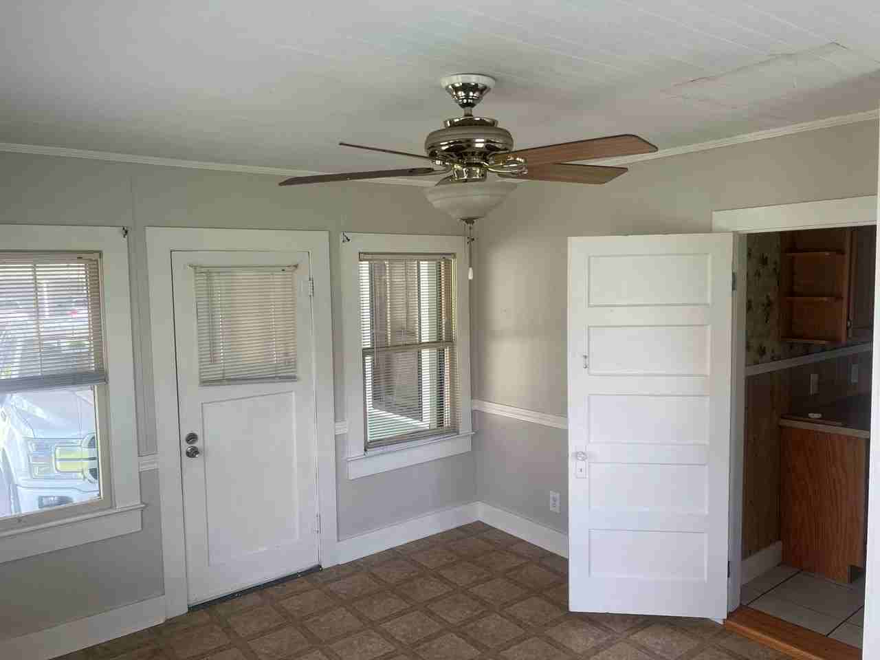 313 Saint Thomas St - Photo 4 of 17