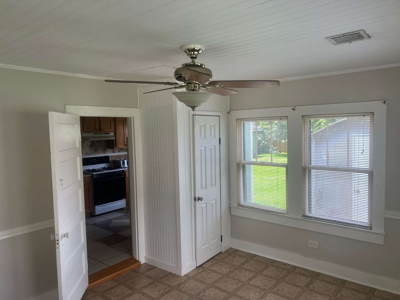 313 Saint Thomas St - Photo 5 of 17