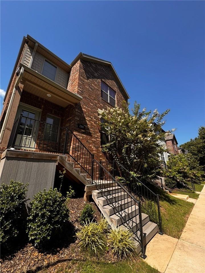 2369 E Amherst Aly