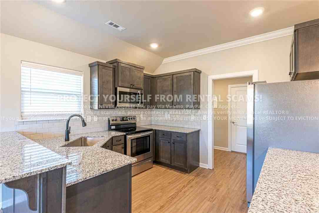 441 Peach Ave - Photo 6 of 17